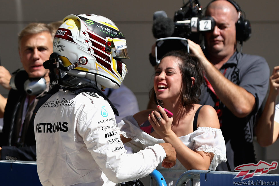 Lewis Hamilton celebra la pole en Austin con Mercedes