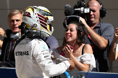 Lewis Hamilton celebra la pole en Austin con Mercedes