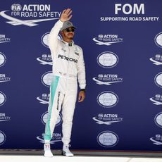 Lewis Hamilton saluda tras conquistar la pole en Austin