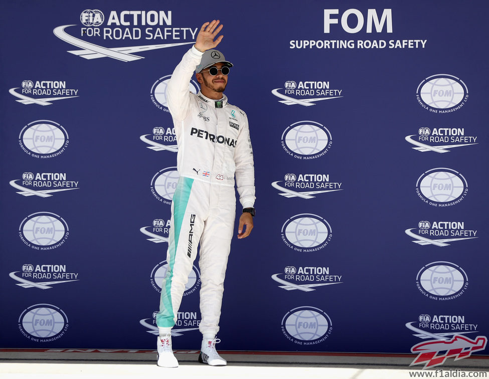 Lewis Hamilton saluda tras conquistar la pole en Austin