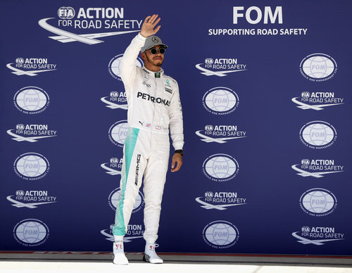 Lewis Hamilton saluda tras conquistar la pole en Austin
