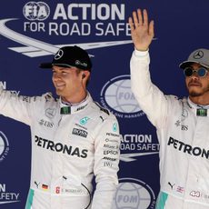 Nico Rosberg y Lewis Hamilton saludan a los fans