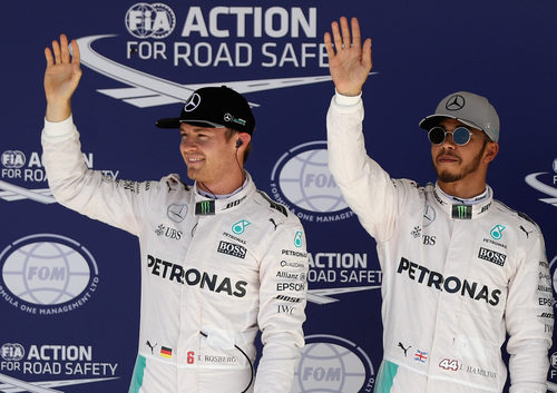 Nico Rosberg y Lewis Hamilton saludan a los fans