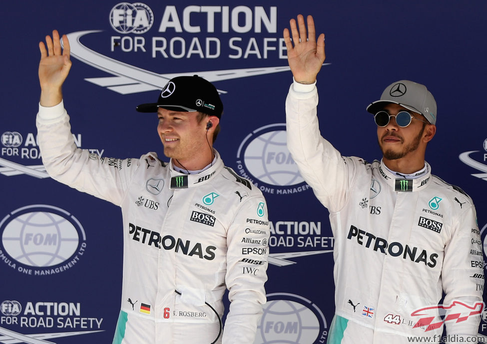 Nico Rosberg y Lewis Hamilton saludan a los fans