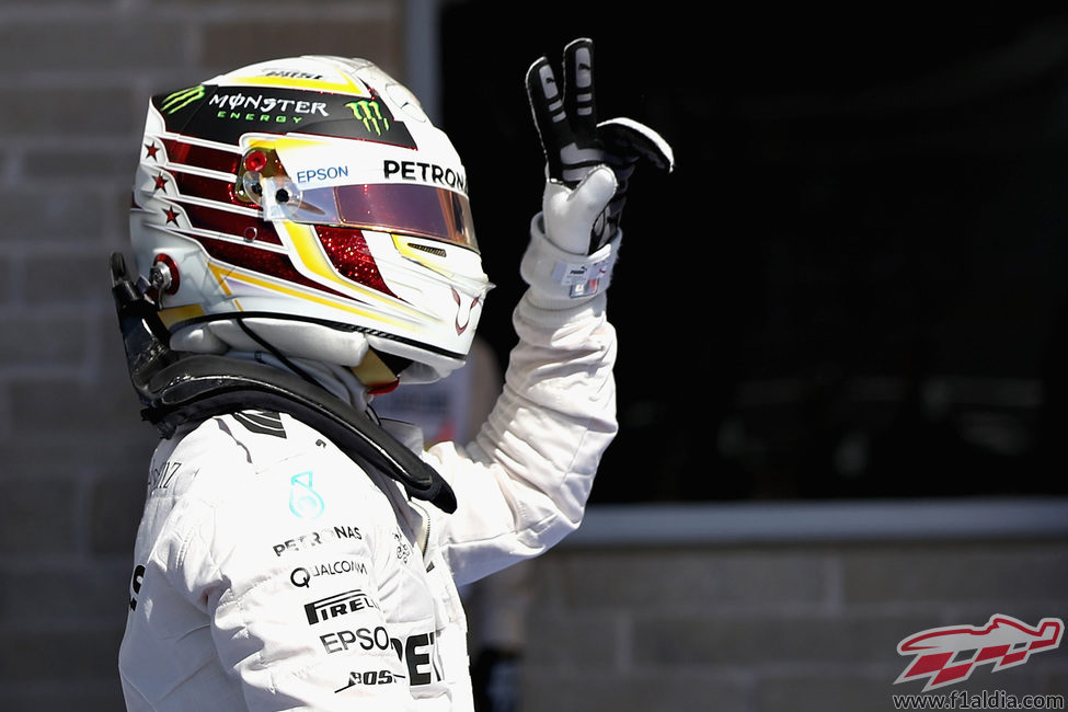 Hamilton muestra su alegría al conseguir la pole