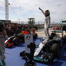 Lewis Hamilton se sube al coche para celebrar la victoria