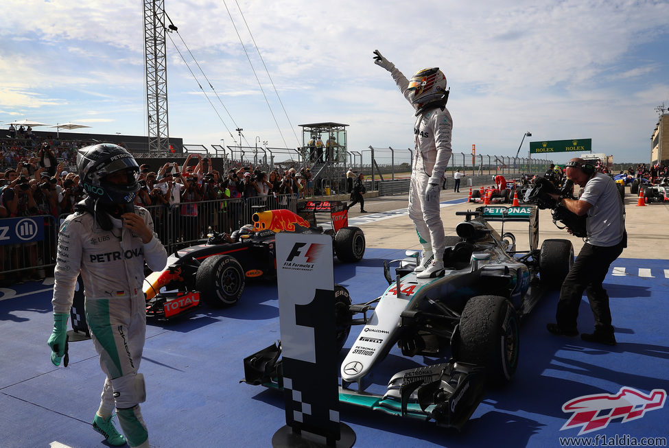 Lewis Hamilton se sube al coche para celebrar la victoria