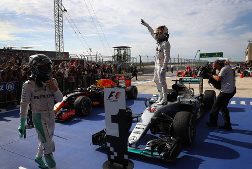 Lewis Hamilton se sube al coche para celebrar la victoria