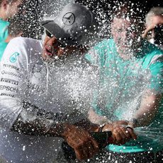 Lewis Hamilton descorcha el champán con su equipo