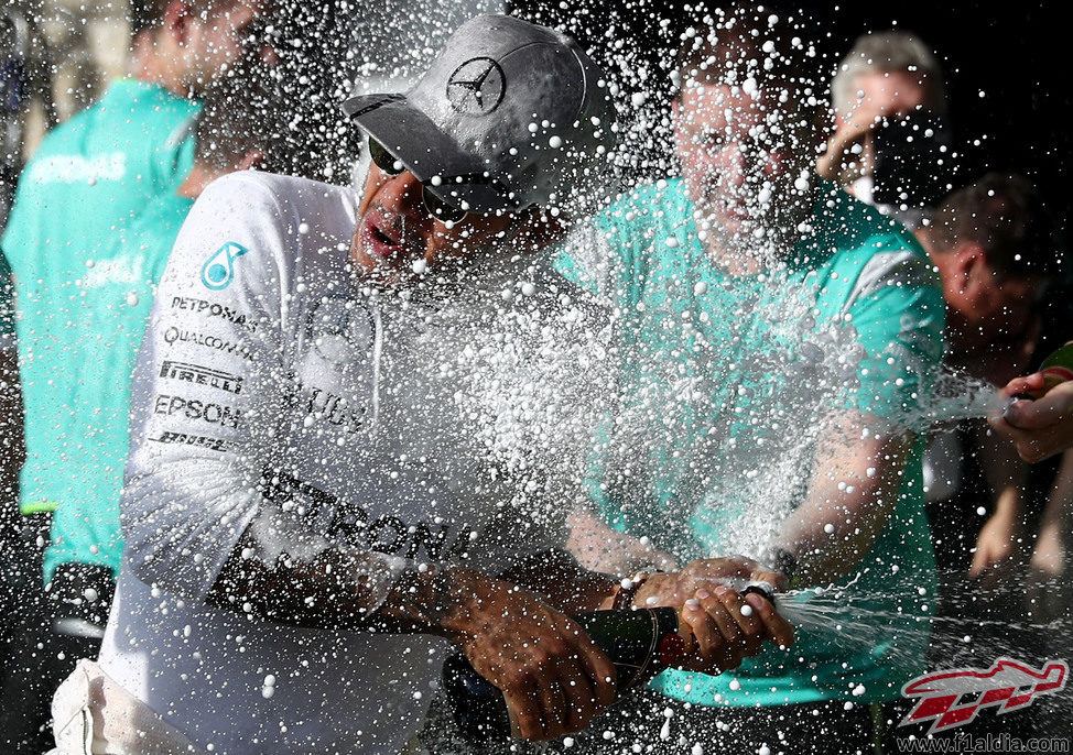 Lewis Hamilton descorcha el champán con su equipo