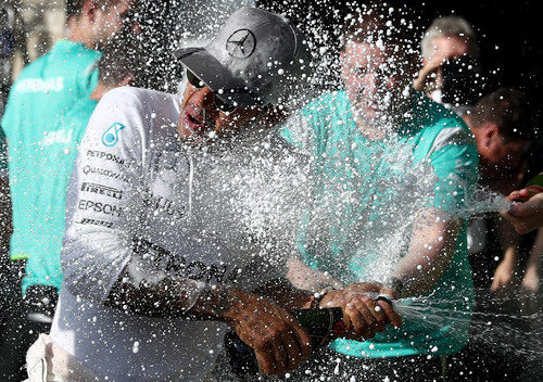 Lewis Hamilton descorcha el champán con su equipo