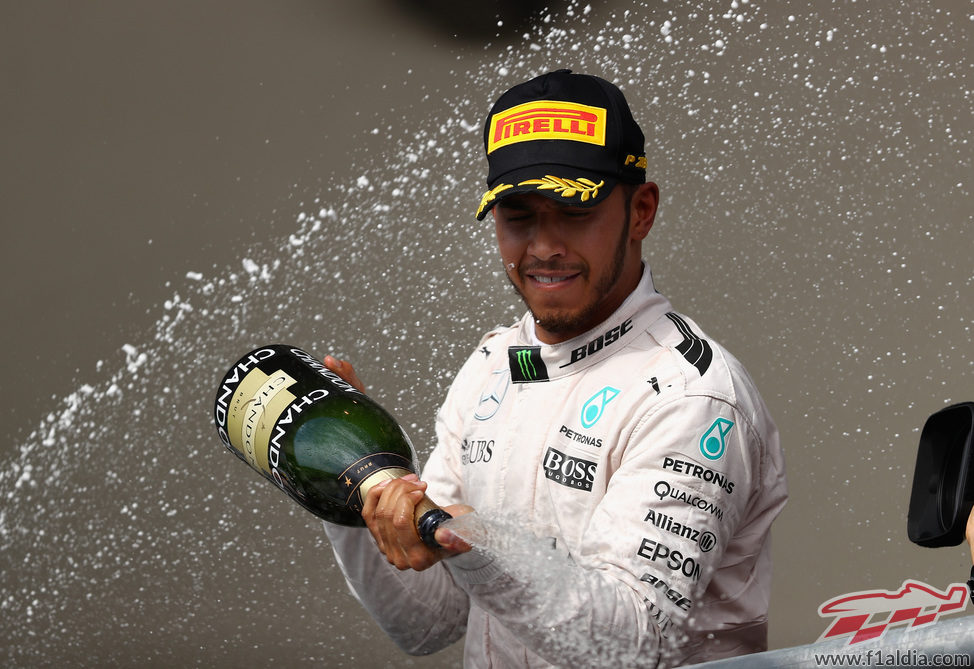 Celebración de Lewis Hamilton en el podio de Austin
