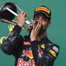 Daniel Ricciardo besa su trofeo en el podio