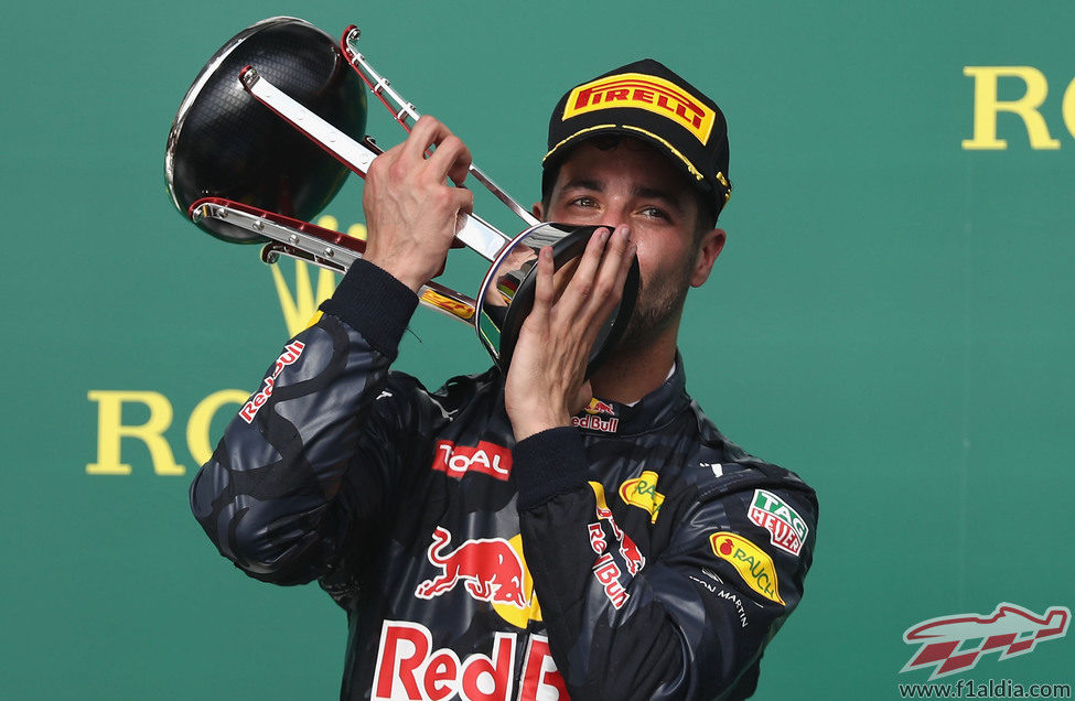 Daniel Ricciardo besa su trofeo en el podio