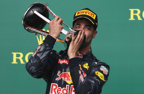 Daniel Ricciardo besa su trofeo en el podio