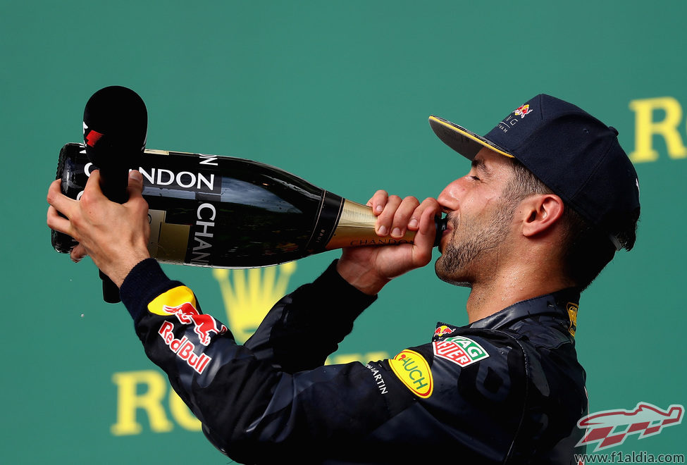 Rico champán para Daniel Ricciardo