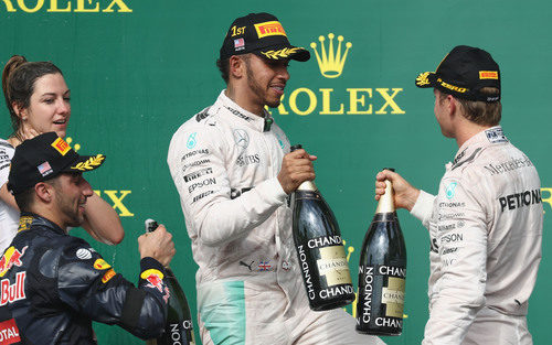 Brindis en el podio entre Hamilton, Rosberg y Ricciardo