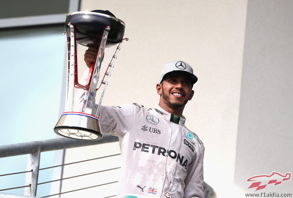 Lewis Hamilton recorta puntos a Rosberg con su victoria
