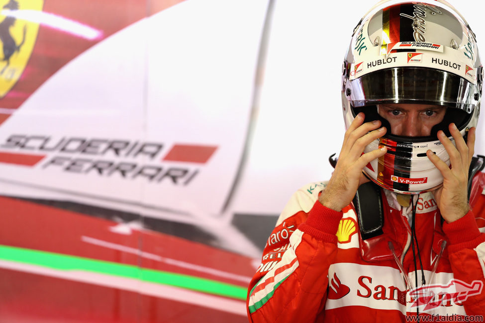 Sebastian Vettel ajustándose el casco