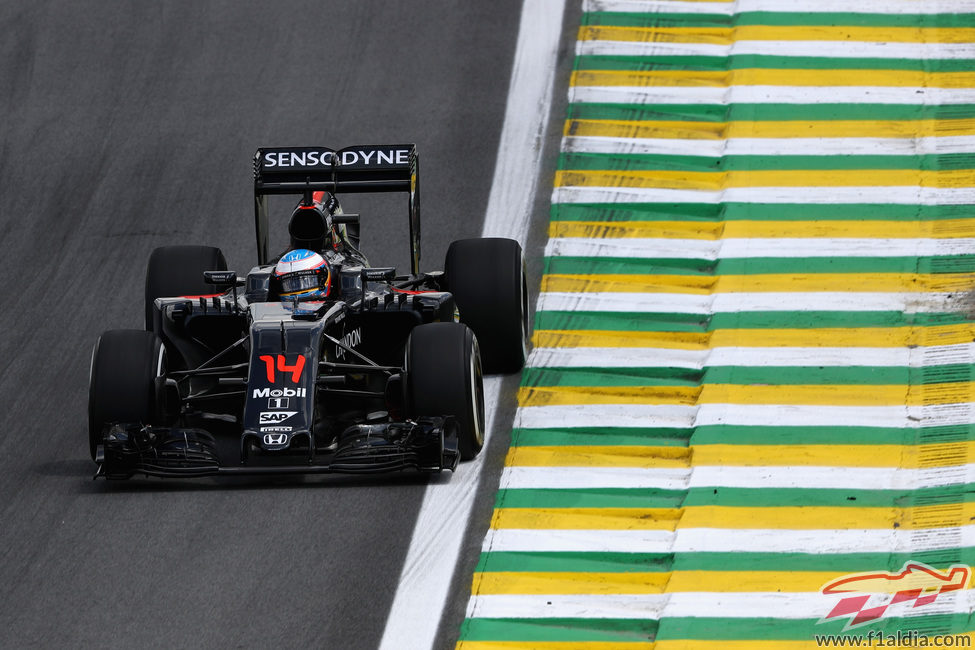 Fernando Alonso rueda con neumáticos medios