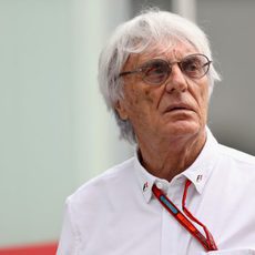 Bernie Ecclestone atento en el GP de Brasil 2016