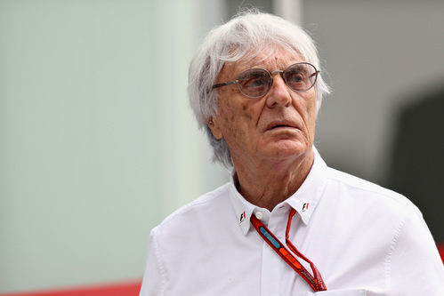 Bernie Ecclestone atento en el GP de Brasil 2016