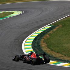 Carlos Sainz lidia con las curvas del trazado de Interlagos