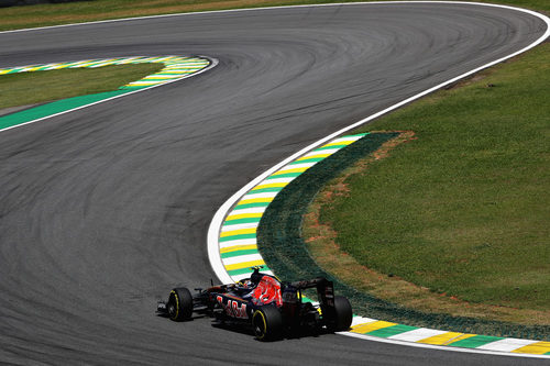 Carlos Sainz lidia con las curvas del trazado de Interlagos