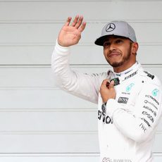 Lewis Hamilton saluda a los fans en Interlagos