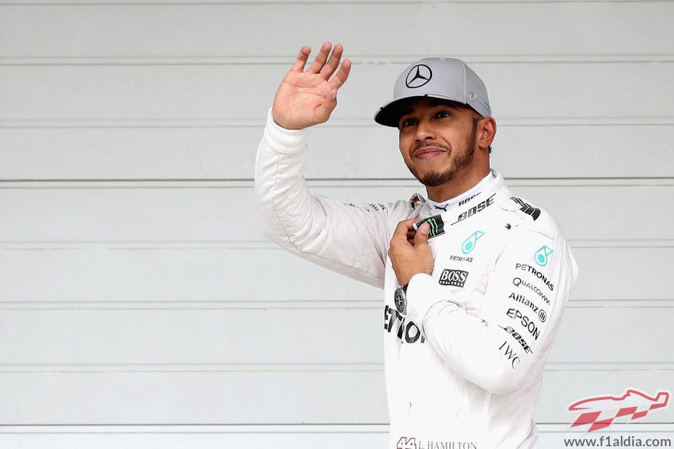 Lewis Hamilton saluda a los fans en Interlagos