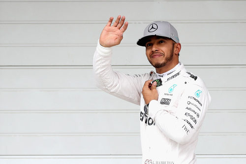 Lewis Hamilton saluda a los fans en Interlagos