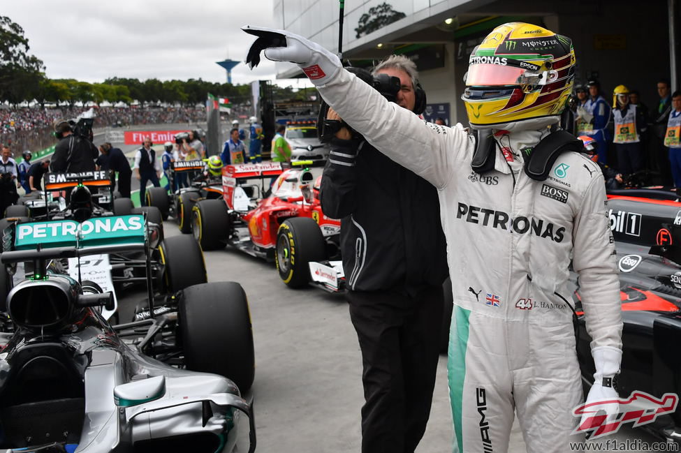 Lewis Hamilton llega al parque cerrado tras lograr la pole