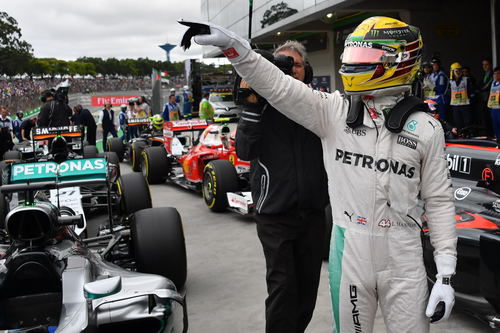 Lewis Hamilton llega al parque cerrado tras lograr la pole