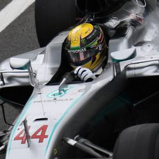 Lewis Hamilton conduce a la perfección para lograr la pole