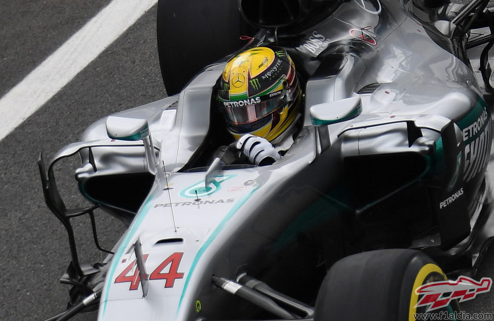 Lewis Hamilton conduce a la perfección para lograr la pole