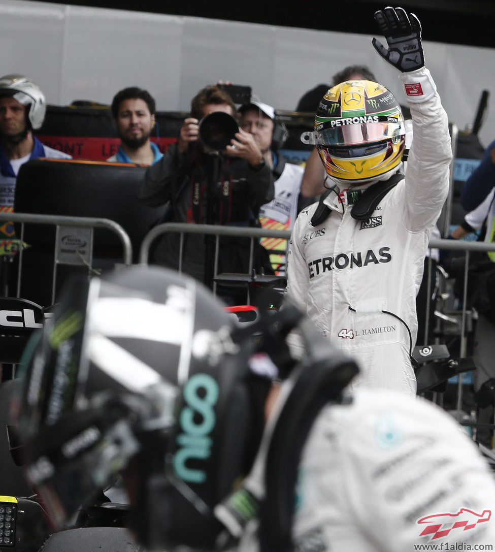 Saludos de Lewis Hamilton a los fans en Interlagos