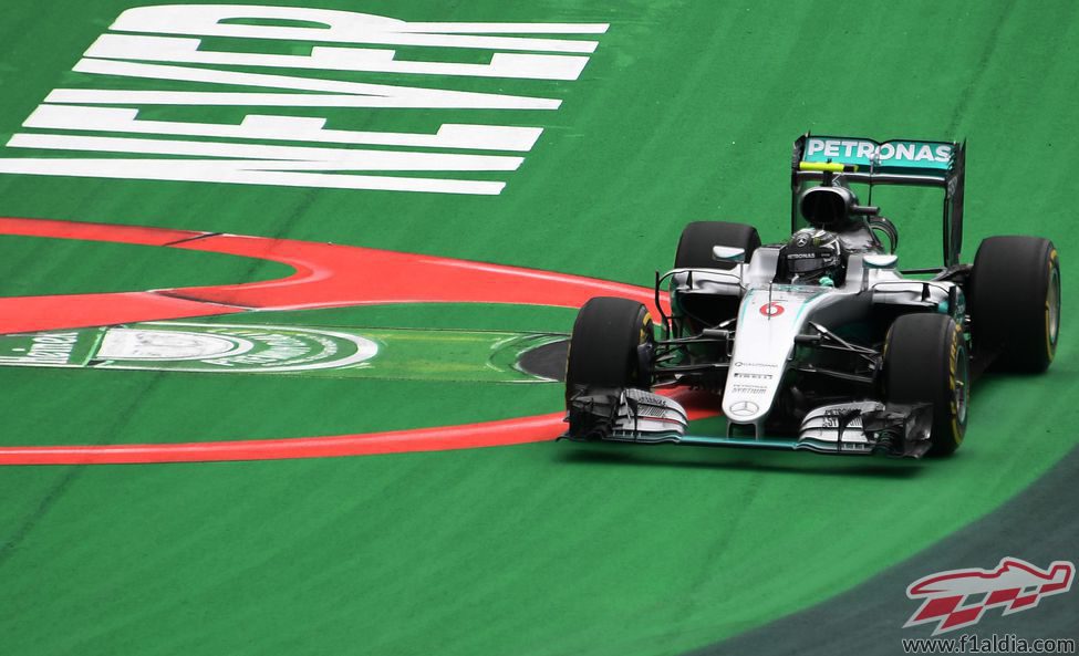 Nico Rosberg se sale de pista en una de sus vueltas