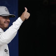 Lewis Hamilton da su 'ok' muy contento por lograr la pole