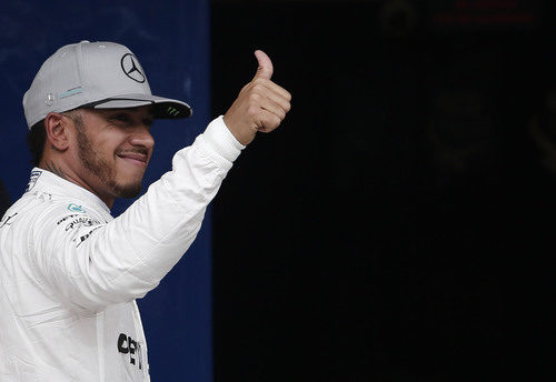 Lewis Hamilton da su 'ok' muy contento por lograr la pole