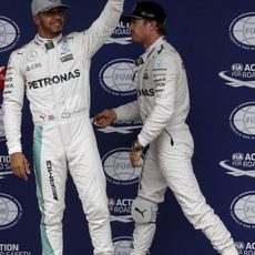 Lewis Hamilton busca la victoria en Brasil frente a su compañero