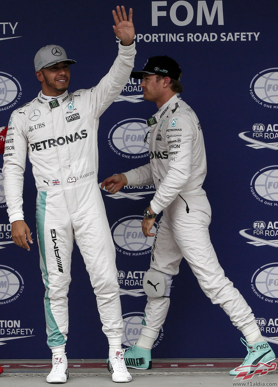 Lewis Hamilton busca la victoria en Brasil frente a su compañero