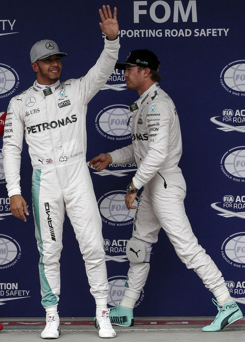 Lewis Hamilton busca la victoria en Brasil frente a su compañero