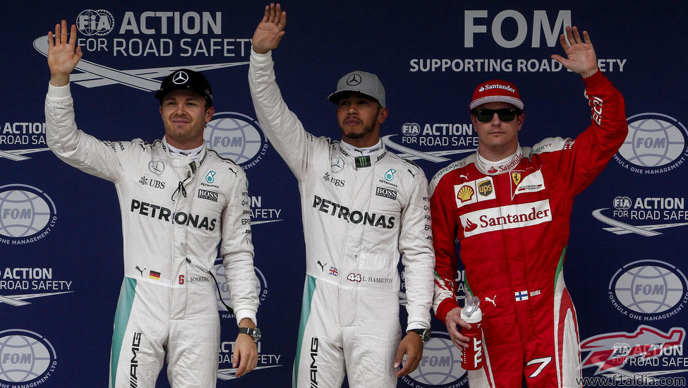 Hamilton, Rosberg y Räikkönen saludan a la vez