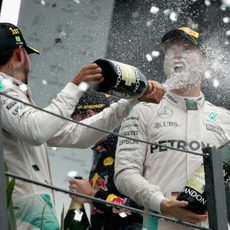 Lewis Hamilton y Nico Rosberg celebran el doblete