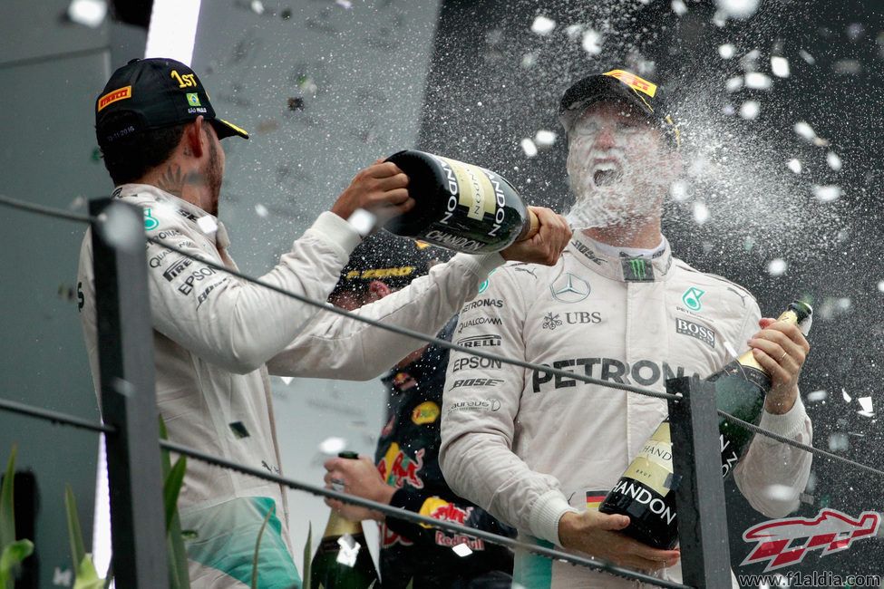 Lewis Hamilton y Nico Rosberg celebran el doblete