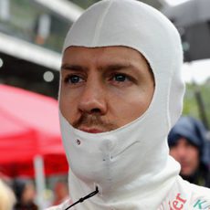 Sebastian Vettel espera a que se relance la carrera