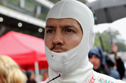 Sebastian Vettel espera a que se relance la carrera