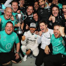 Lewis Hamilton celebra la victoria con Mercedes