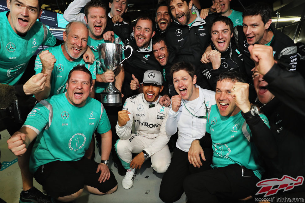 Lewis Hamilton celebra la victoria con Mercedes