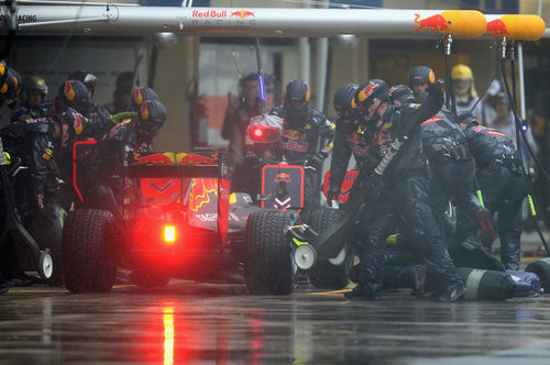 Parada en boxes para Daniel Ricciardo